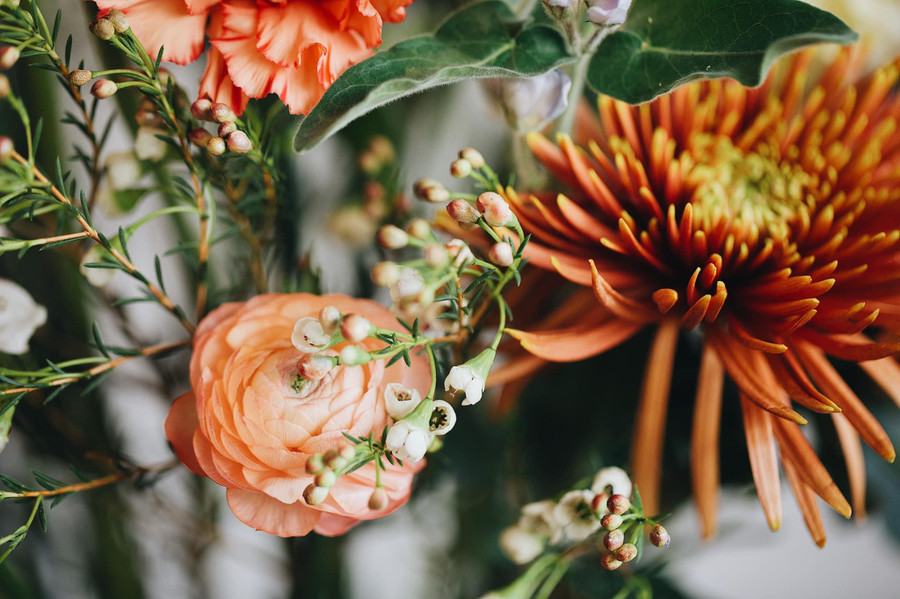 Bạn nên lựa theo màu hoa đậm rực nhất để chọn tone hoa. Bạn nên lựa theo màu hoa đậm rực nhất để chọn tone hoa.