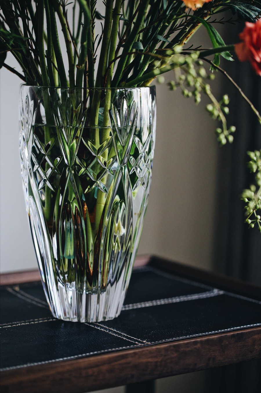 Lọ pha lê dáng kinh điển phù hợp với nhiều kiểu cắm. Lọ pha lê dáng kinh điển phù hợp với nhiều kiểu cắm.