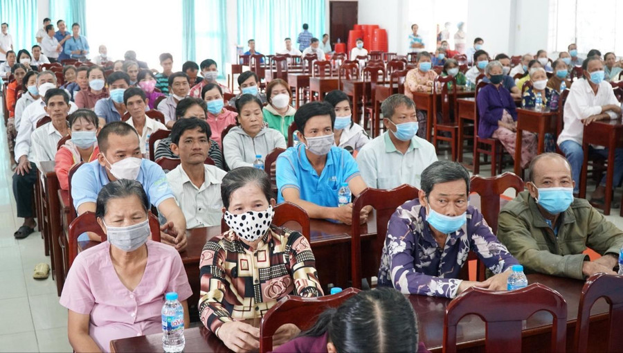 Đại diện các hộ nghèo tỉnh Vĩnh Long tiếp nhận kinh phí xây dựng nhà đại đoàn kết. Đại diện các hộ nghèo tỉnh Vĩnh Long tiếp nhận kinh phí xây dựng nhà đại đoàn kết.