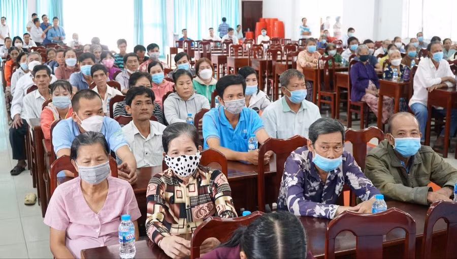 Đại diện các hộ nghèo tỉnh Vĩnh Long tiếp nhận kinh phí xây dựng nhà đại đoàn kết.