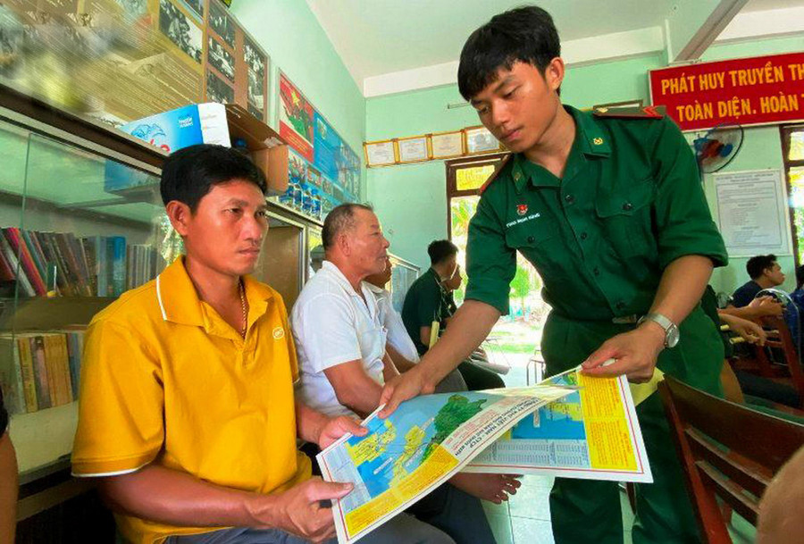 Phát tờ rơi hướng dẫn công tác phối hợp bảo vệ an ninh, an toàn Phát tờ rơi hướng dẫn công tác phối hợp bảo vệ an ninh, an toàn
