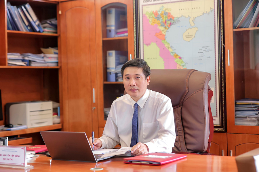 Theo PGS. TS. Nguyễn Văn Đăng, Hiệu trưởng Trường Đại học Khoa học dự kiến tuyển sinh 1.960 chỉ tiêu. Theo PGS. TS. Nguyễn Văn Đăng, Hiệu trưởng Trường Đại học Khoa học dự kiến tuyển sinh 1.960 chỉ tiêu.