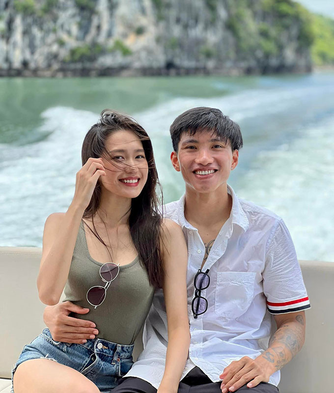 Sau 3 năm &quot;úp mở&quot;, Đoàn Văn Hậu và bạn gái top 10 Hoa hậu Việt Nam - Doãn Hải My chính thức công khai hẹn hò vào tháng 8/2022. Sau khi công khai chuyện hẹn hò, cầu thủ Đoàn Văn Hậu và người đẹp Doãn Hải My thoải mái đăng ảnh &quot;tình bể bình&quot;