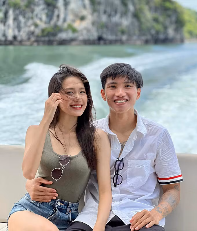 Sau 3 năm "úp mở", Đoàn Văn Hậu và bạn gái top 10 Hoa hậu Việt Nam - Doãn Hải My chính thức công khai hẹn hò vào tháng 8/2022. Sau khi công khai chuyện hẹn hò, cầu thủ Đoàn Văn Hậu và người đẹp Doãn Hải My thoải mái đăng ảnh "tình bể bình"