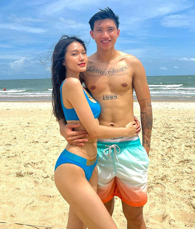 Thời điểm sau khi &apos;&apos;Hoa Hậu Việt Nam&apos;&apos; kết thúc, Doãn Hải My trung thành với phong cách ngọt ngào đúng chuẩn ngọc nữ. Nhưng sau khi vướng tin đồn hẹn hò Đoàn Văn Hậu, người đẹp họ Doãn trở nên sexy, gợi cảm hơn bội phần. Cô sở hữu vòng eo 56cm cùng đôi chân thẳng tắp.