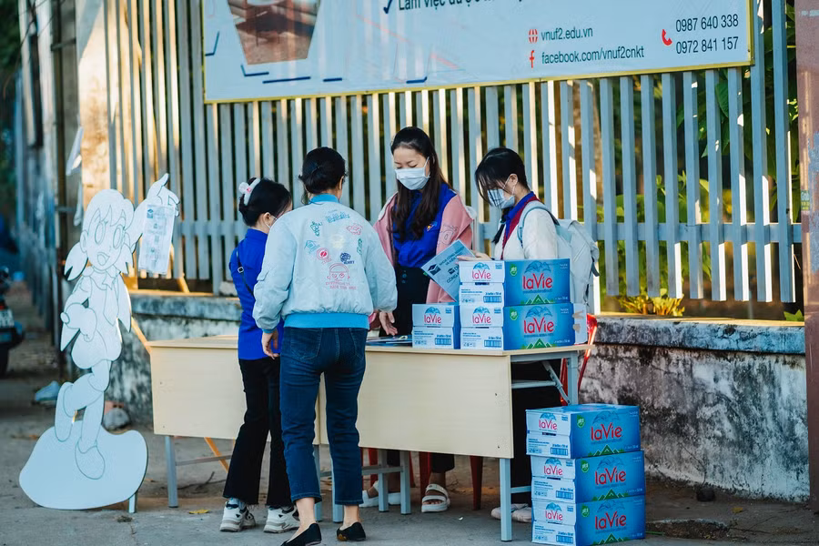 Thí sinh dự thi kỳ thi ĐGNL tại Phân hiệu Trường ĐH Lâm Nghiệp được lực lượng sinh viên tình nguyện hỗ trợ, chăm sóc rất kỹ.