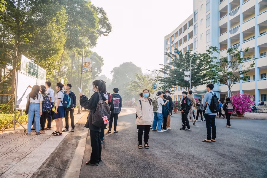 Thí sinh đối chiếu thông tin, xem sơ đồ phòng thi tại điểm thi Phân hiệu Trường ĐH Lâm Nghiệp tại Đồng Nai.