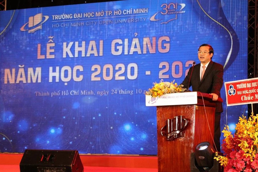 Thứ trưởng Bộ GD&ĐT Nguyễn Văn Phúc phát biểu tại lễ khai giảng năm học mới 2020-2021 của Trường ĐH Mở TP.HCM 