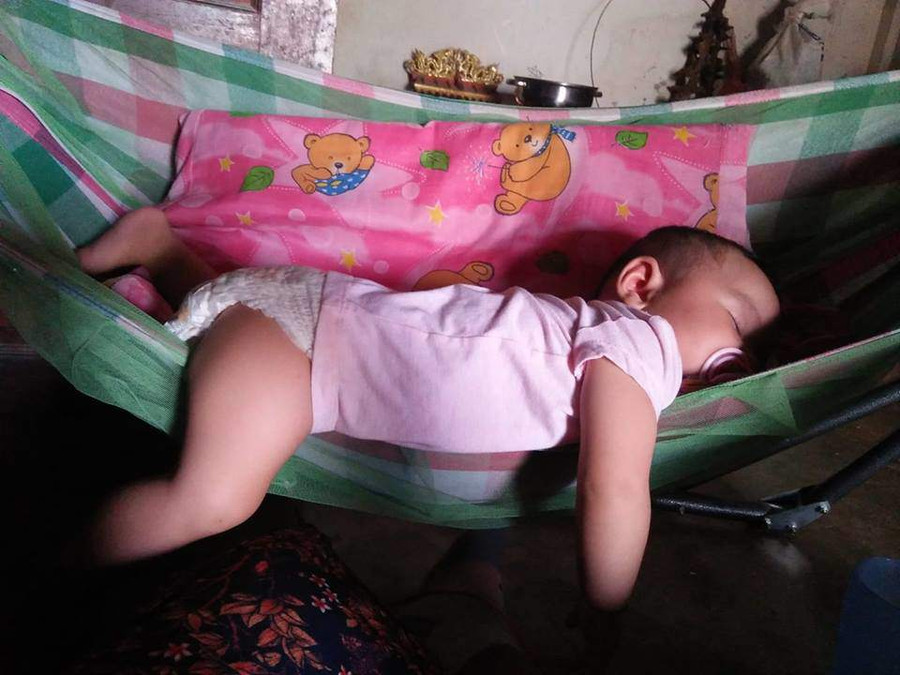 Con gái đang ngủ ngon trên võng, mẹ thót tim phát hiện chi tiết bất thường ảnh 5 con gai ngu ngon lanh tren vong, me giat thot minh khi nhin ki hon - 5