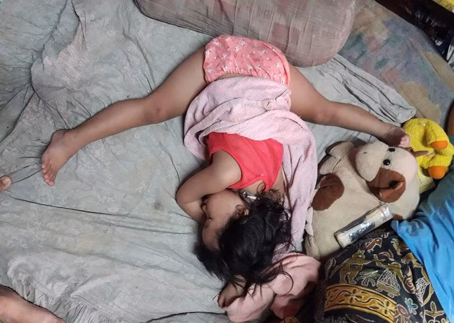 con gai ngu ngon lanh tren vong, me giat thot minh khi nhin ki hon - 2