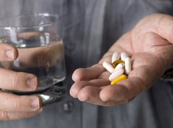 chang trai tre bi an mon da day vi quen mot viec cuc quan trong khi uong thuoc - 2