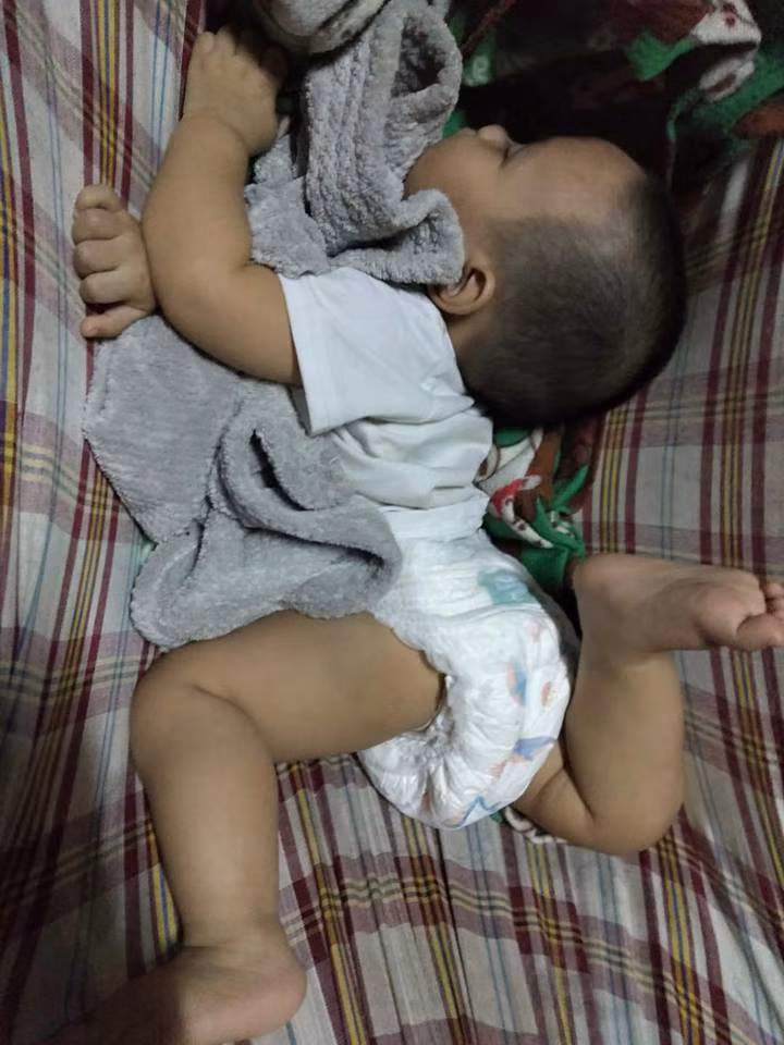 con gai ngu ngon lanh tren vong, me giat thot minh khi nhin ki hon - 10