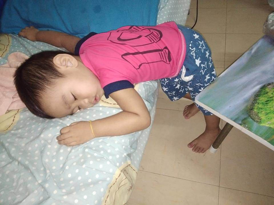 Con gái đang ngủ ngon trên võng, mẹ thót tim phát hiện chi tiết bất thường ảnh 9 con gai ngu ngon lanh tren vong, me giat thot minh khi nhin ki hon - 9