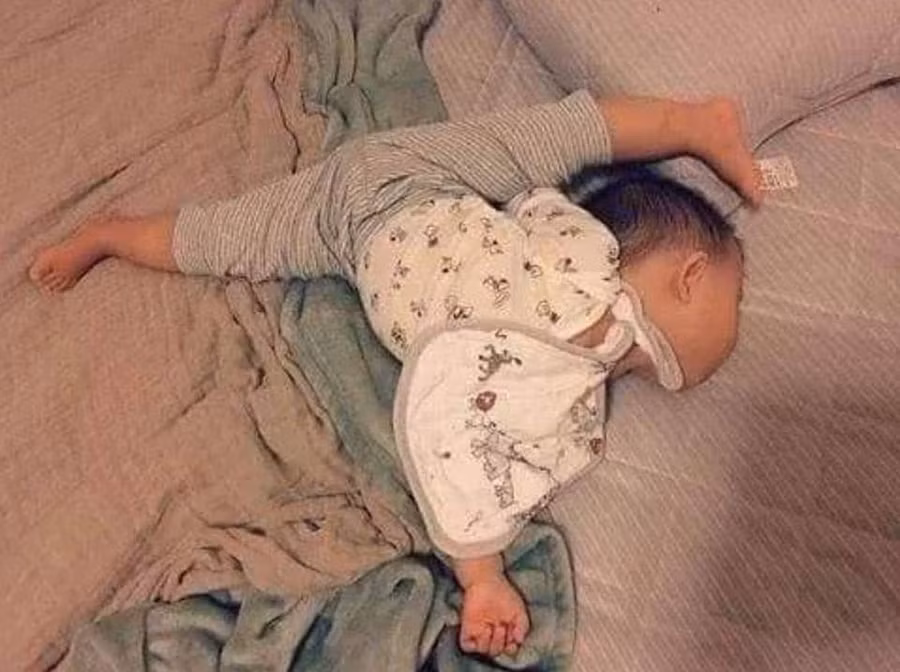 con gai ngu ngon lanh tren vong, me giat thot minh khi nhin ki hon - 12