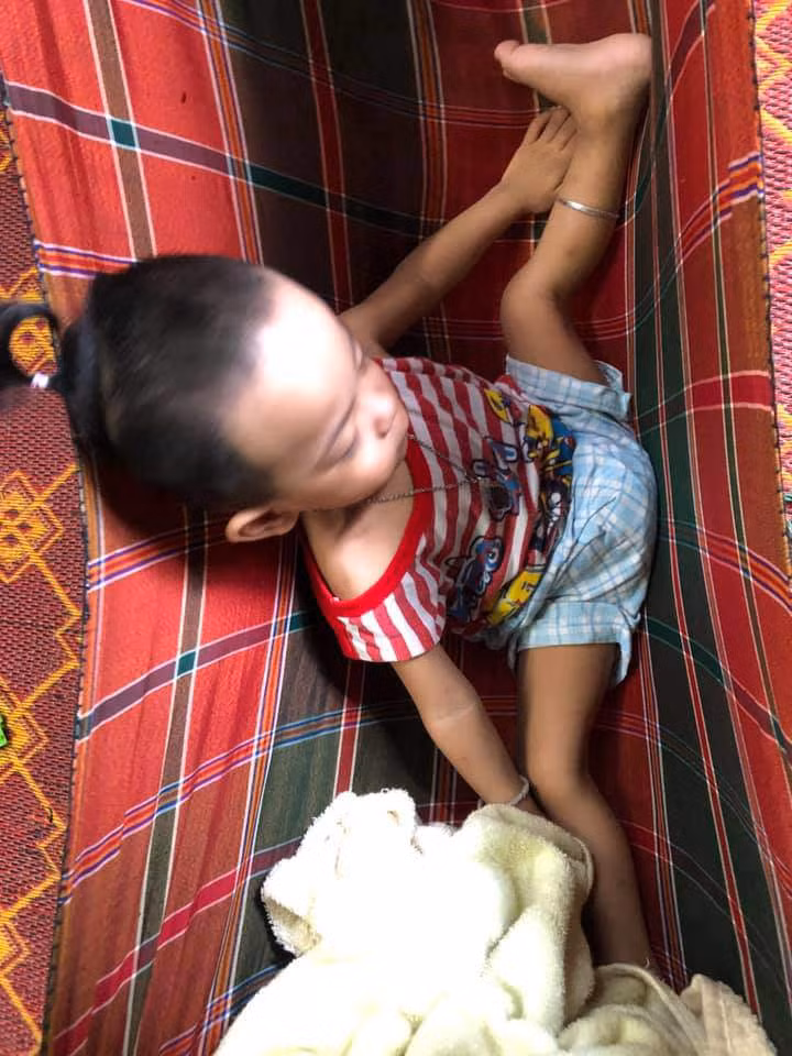 con gai ngu ngon lanh tren vong, me giat thot minh khi nhin ki hon - 8