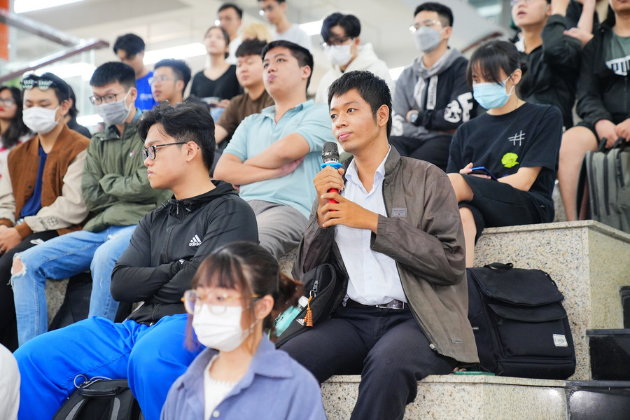 Một sinh viên đặt câu hỏi cho Tiến sĩ Kiều My - chuyên gia về AI.