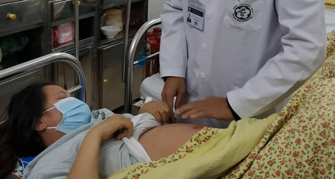 Nhiều bà bầu ở Hà Nội nhập viện điều trị sởi ảnh 1 Bác sĩ thăm khám cho thai phụ mắc bệnh sởi, tại khoa Truyền nhiễm, Bệnh viện Bạch Mai. Ảnh: Lê Nga.