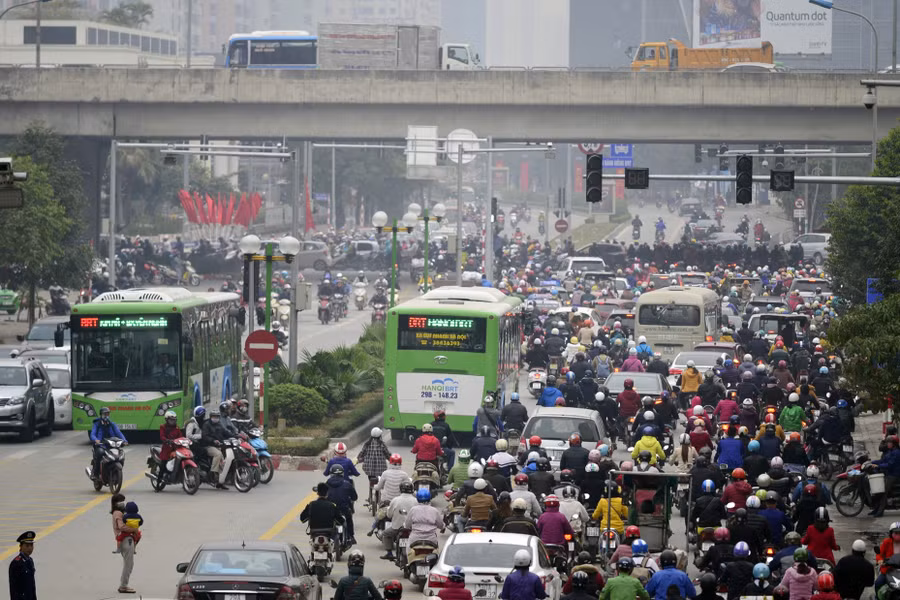 Đường dành cho tuyến xe buýt BRT của Hà Nội thường xuyên bị mất làn
