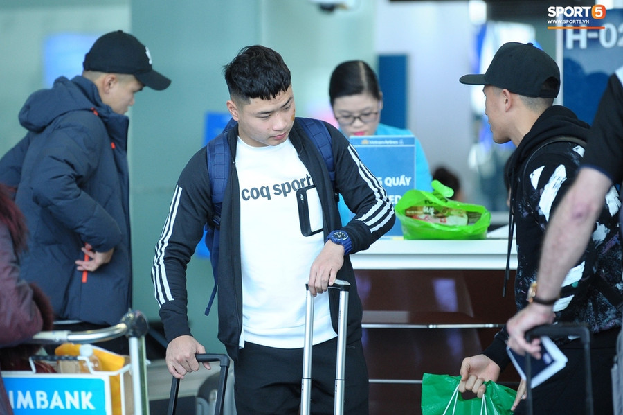 Trong đợt này, ngoài Đình Trọng còn có hai cầu thủ khác cũng lên đường sang Hàn Quốc điều trị đó là hậu vệ Phạm Văn Tới của ĐT U19 Việt Nam và trung vệ Lục Xuân Hưng. Trong đợt này, ngoài Đình Trọng còn có hai cầu thủ khác cũng lên đường sang Hàn Quốc điều trị đó là hậu vệ Phạm Văn Tới của ĐT U19 Việt Nam và trung vệ Lục Xuân Hưng.