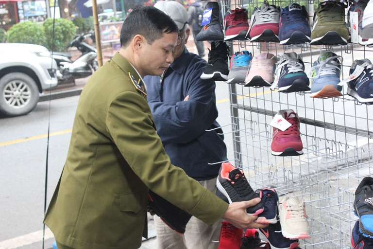 Nhiều sản phẩm giày dép bày bán bị kiểm tra Nhiều sản phẩm giày dép bày bán bị kiểm tra
