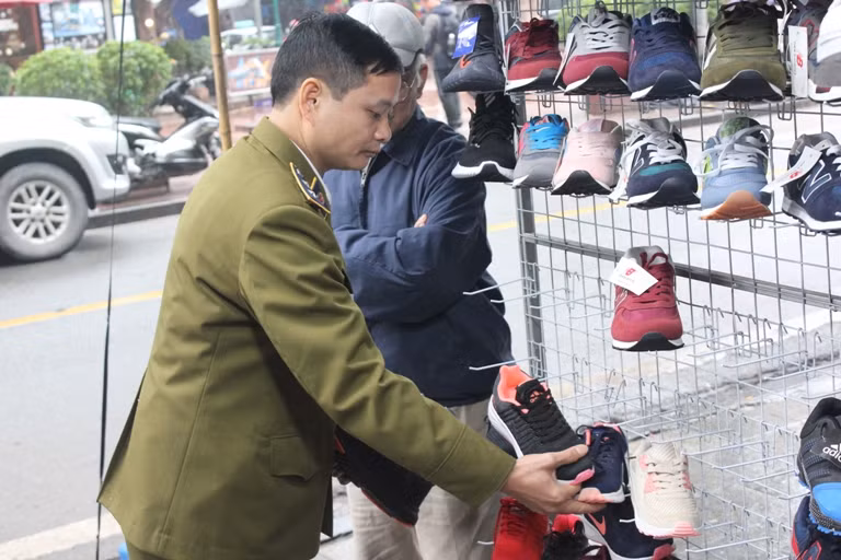 Nhiều sản phẩm giày dép bày bán bị kiểm tra