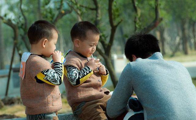 cap song sinh duoc chia ra o voi ba noi- ba ngoai, su khac biet qua lon sau 6 nam - 2