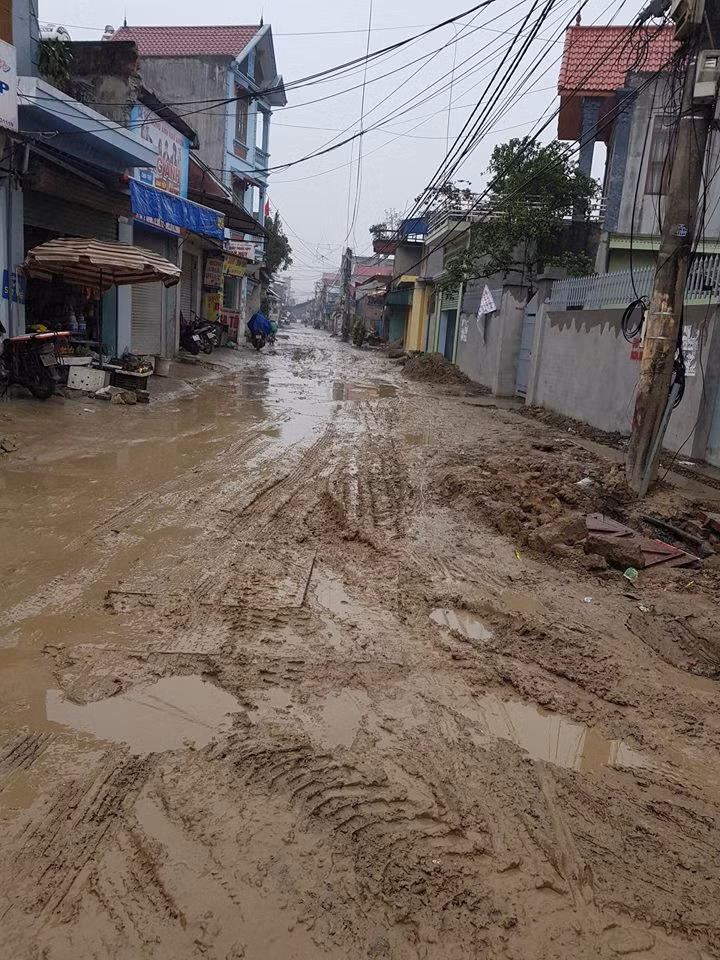 Nghìn hộ dân khốn khổ vì bùn lầy tấn công - Ảnh 1.