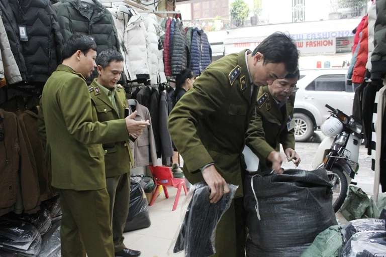 Lực lượng quản lý thị trường kiểm tra sản phẩm được bán và trữ tại một cửa hàng ngay mặt phố