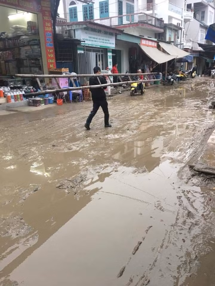 Nghìn hộ dân khốn khổ vì bùn lầy tấn công - Ảnh 2.