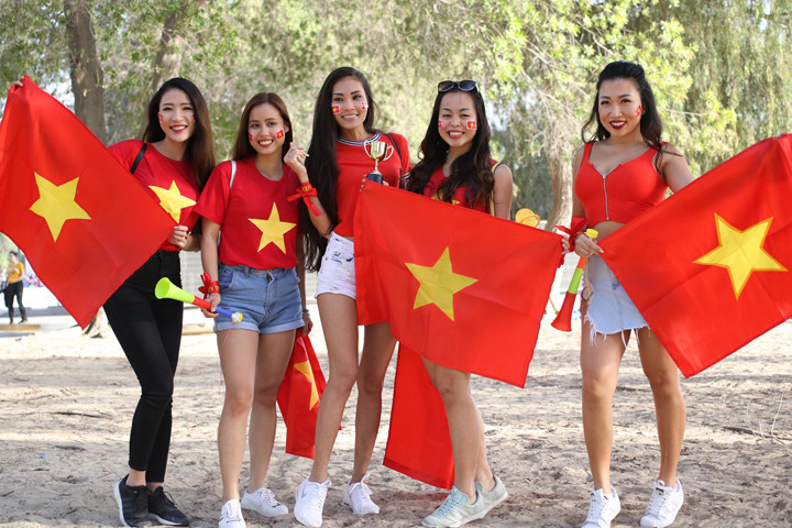 Một nhóm CĐV Việt Nam bên ngoài sân, trước trận đấu với Iraq. Ảnh:Anh Khoa. Một nhóm CĐV Việt Nam bên ngoài sân, trước trận đấu với Iraq. Ảnh: Anh Khoa.