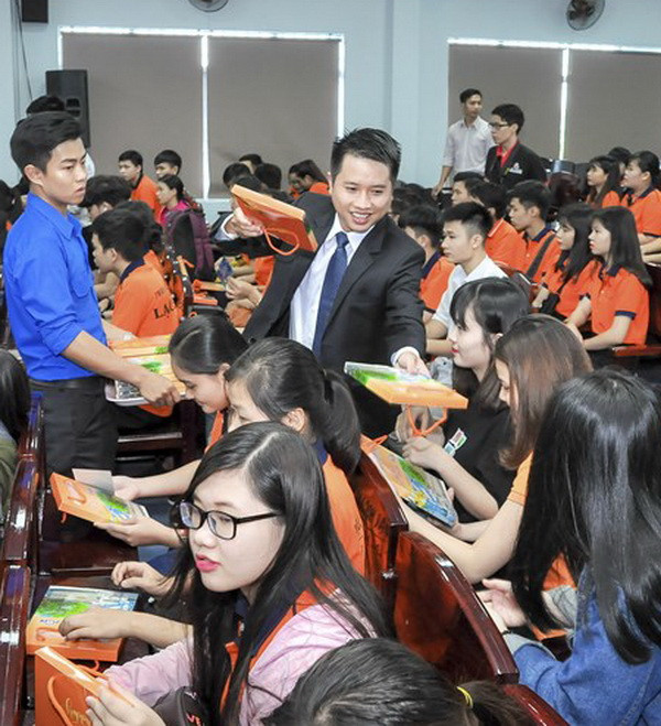 Các doanh nghiệp và cựu sinh viên cùng chung tay góp sức tặng vé xe và quà Tết sớm cho các sinh viên Trường ĐH Lạc Hồng - Đồng Nai Các doanh nghiệp và cựu sinh viên cùng chung tay góp sức tặng vé xe và quà Tết sớm cho các sinh viên Trường ĐH Lạc Hồng - Đồng Nai