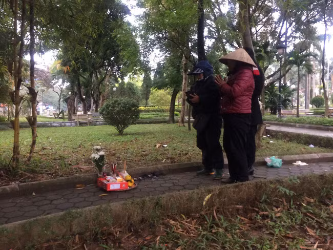 Người quen nói về hoàn cảnh cô gái tử vong lõa thể trong công viên Hà Nội: Tội nghiệp, mẹ mới mất chưa được 49 ngày - Ảnh 1.