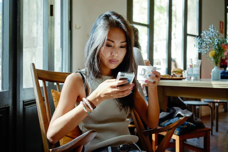 Vì sao con gái trả lời tin nhắn cụt ngủn, toàn “ừ” với “oke”?