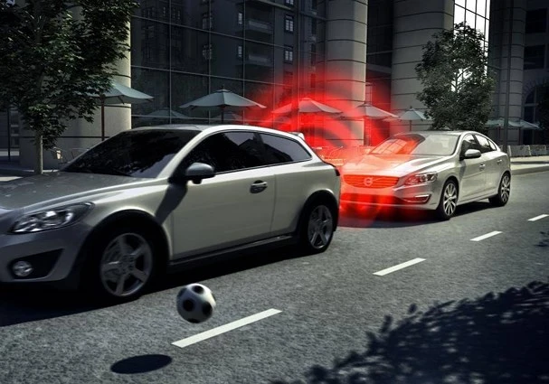 Phanh khẩn cấp tự động AEB giúp ngăn ngừa tai nạn thế nào?