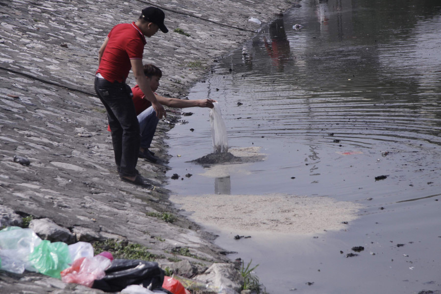 Từng lớp tro được rải khi lớp tro khác còn chưa kịp chìm xuống