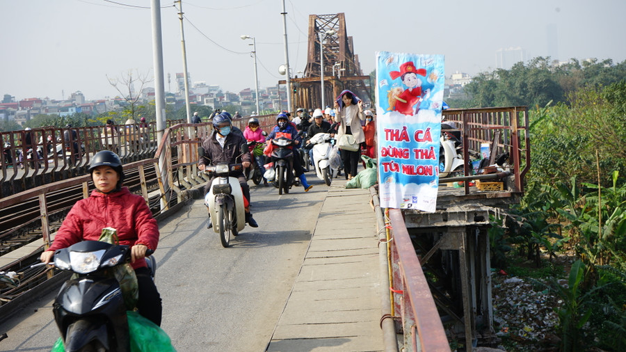 Sáng nay tại khu vực cầu Long Biên ( Hà Nội), nhiều tình nguyện viên đã đứng đợi sẵn để nhận cá từ những người thả cá, sau đó thu dọn túi nilon, đồ thờ...