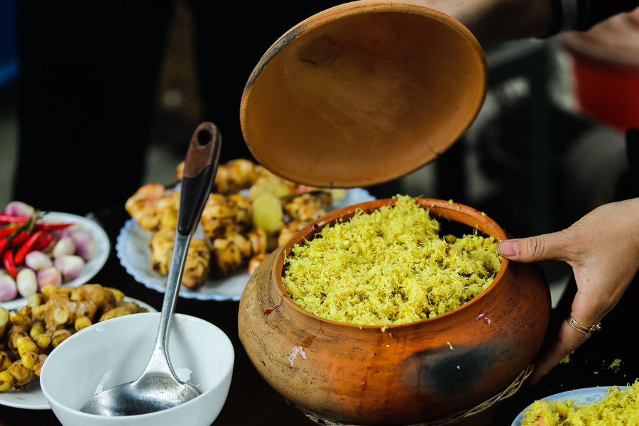 Bước cuối cùng để chuẩn bị cho nồi cá kho là lớp riềng tươi xay nhỏ phủ lên mặt nồi cá.