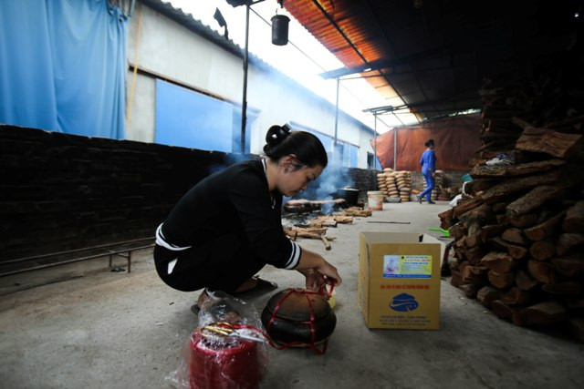 Nồi cá kho sẽ được để nguội tự nhiên, sau đó buộc chặt và cho vào thùng giấy để chuyển đến tay thực khách.