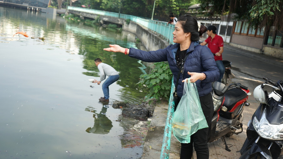 Tại khu vực Hồ Tây, người dân thả cá rất đông.