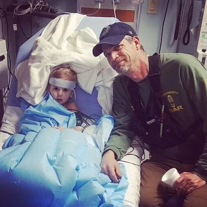 Bé 3 tuổi lạc trong rừng mưa lạnh suốt 2 ngày, khi được tìm thấy cậu nói đã đi chơi với gấu và mọi người tin câu chuyện này-3