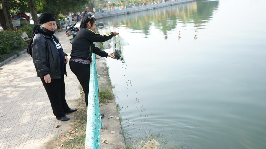 Nhiều người cũng tranh thủ hôm nay để phóng sinh.