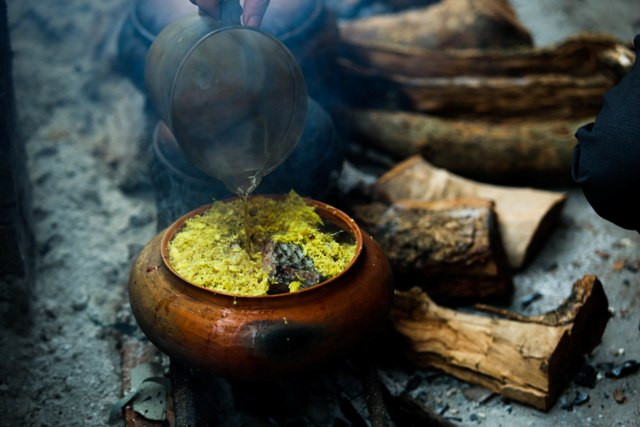 Cá kho được chan nước vừa đủ để nổi lửa bắt đầu kho.