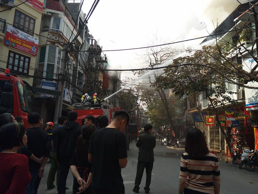 Cảnh sát nhanh chóng đến hiện trường để dập lửa. Cảnh sát nhanh chóng đến hiện trường để dập lửa.