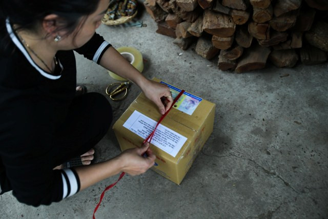 Có nhiều cỡ niêu từ 1,5-4 kg, giá lần lượt từ 500.000 - 1,2 triệu đồng/niêu. Gia đình sẵn sàng vận chuyển đi các tỉnh, thành phục vụ khách mà không tính thêm chi phí.