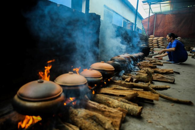Củi kho cá phải là củi nhãn, bởi nhiệt lớn, cháy ổn định, giúp thơm cá. Cá được kho vào các niêu đất từ 1,5 kg đến 6 kg.
