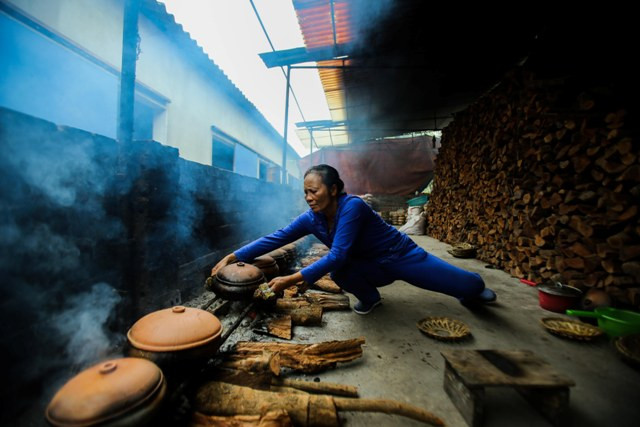 Nồi cá kho được kiểm tra thường xuyên, tránh không bị cạn nước cũng như tràn nước ra bên ngoài.