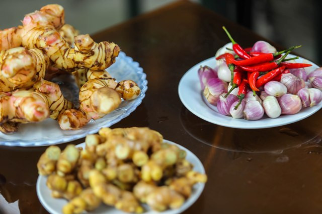 Gia vị để kho nồi cá là những thứ truyền thống, gồm: Gừng, riềng, ớt, hành củ, chanh, mắm...