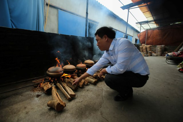 Làng Vũ Đại thức trắng đêm kho cá ngày cận Tết ảnh 8