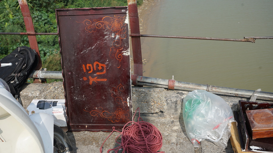 Túi nilon và đồ thờ được các tình nguyện viên dọn vào 1 góc để vận chuyển đến nơi thu gom rác.