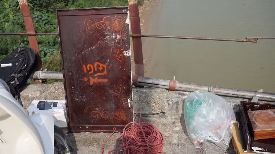 Túi nilon và đồ thờ được các tình nguyện viên dọn vào 1 góc để vận chuyển đến nơi thu gom rác.
